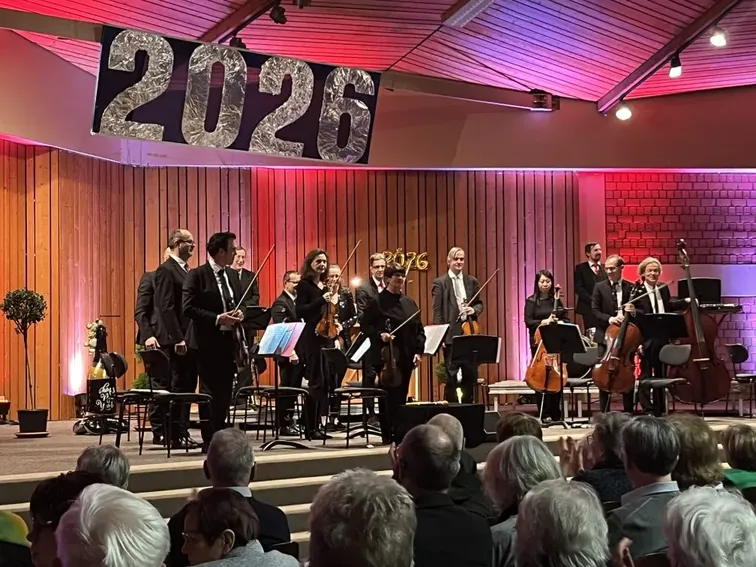 Die Louis Spohr-Sinfonietta unter der Leitung von Lore Schrettner (Bildmitte)