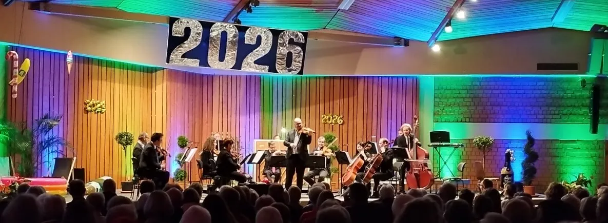Michael Tsurugi Leitner mit seiner Solovioline (Bildmitte)