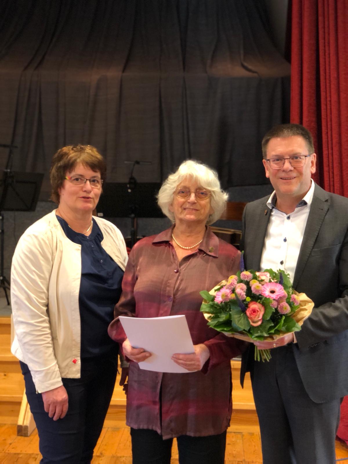 Die mit der Wappenehrennadel in Bronze der Gemeinde Fuldatal ausgezeichnete Adelheid Röller (mitte) zwischen Gemeindevertretervorsitzenden Stefanie Roß-Stabernack und Bürgermeister Karsten Schreiber